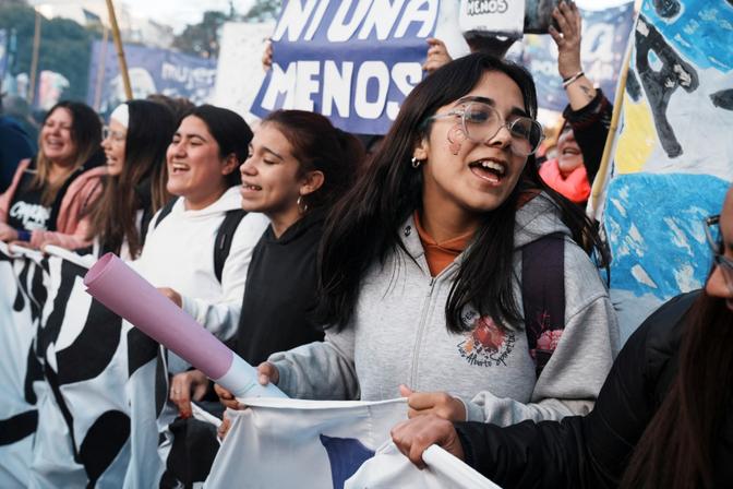 Menschen singen während einer Demonstration gegen Gewalt gegen Frauen am 9. Jahrestag der „Ni Una Menos”-Bewegung vor dem Nationalkongress in Buenos Aires, Argentinien, am 3. Juni 2024.