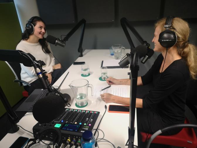 Tekla Scharwaschidze im Podcast Studio mit Petra Tempfer.