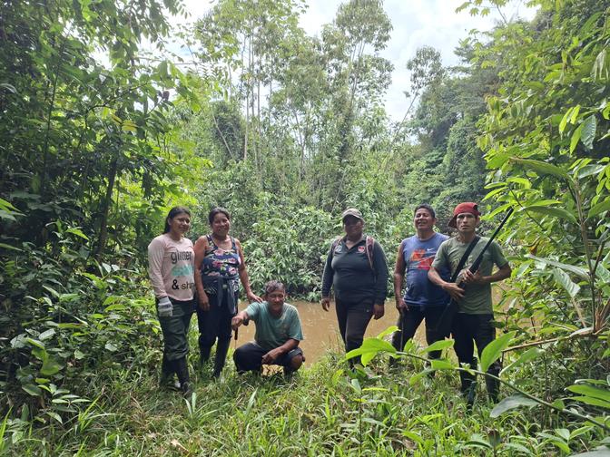 Marcelina (Mitte) und ihre Bürgerwehr
