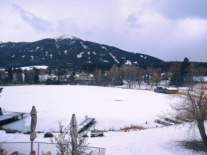 Der Lanser See mit Bergen im Hintergrund.