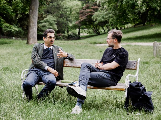 Bodenexperte Martin Gerzabek mit WZ-Autor Michael Ortner im Türkenschanzpark