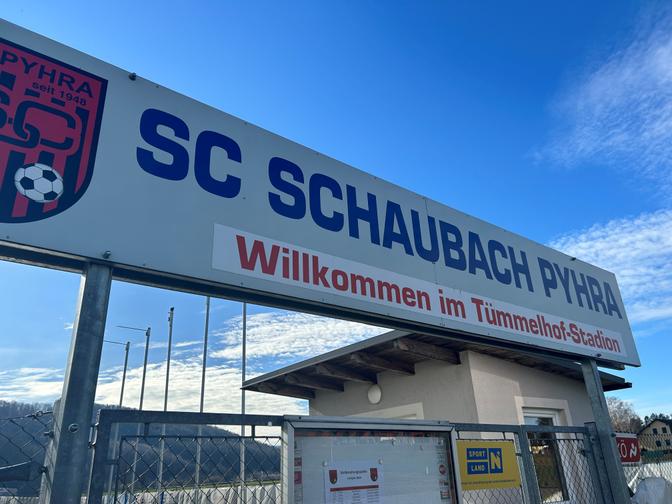 Ein Schild zeigt den Namen des Fußballvereins Sportclub Schaubach Pyhra.
