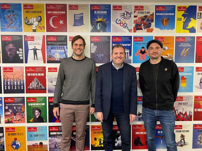 Zu Besuch beim Economist: WZ-Redakteur Bernd Vasari, stv. Economist-efredakteur Tom Standage, UX-Designer Georg Zeglovits