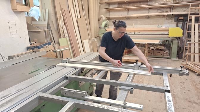 Tischlerin Franziska Brugger arbeitet in ihrer Werkstatt