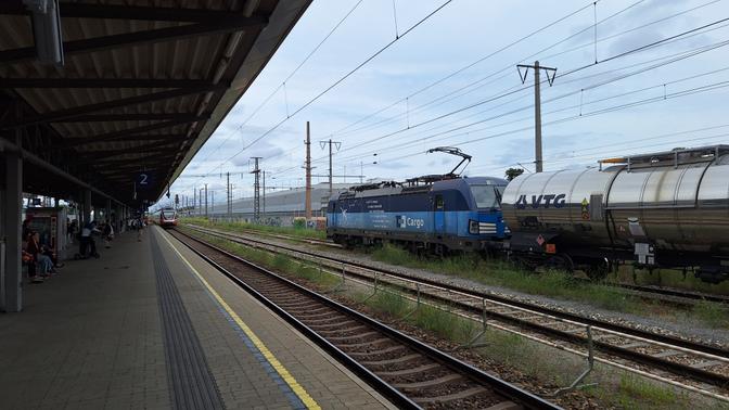 Ein Güterzug fährt auf dem Nebengleis