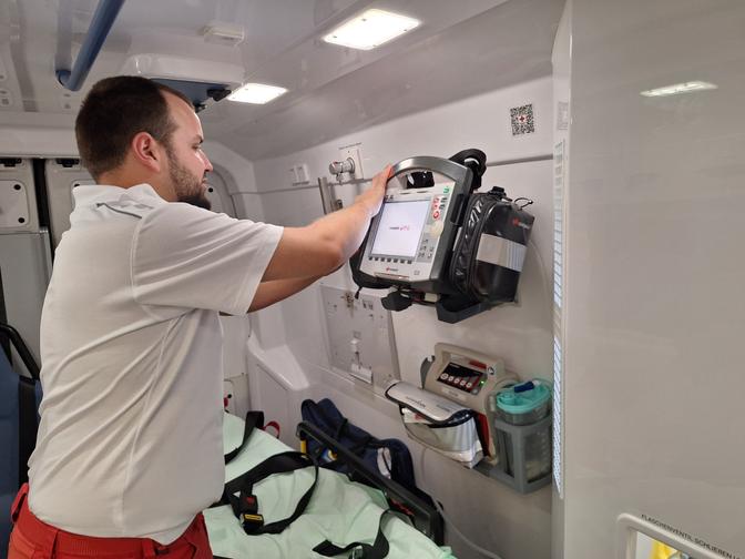 Sanitäter Thomas Rinnhofer prüft den Patientenraum im Rettungswagen