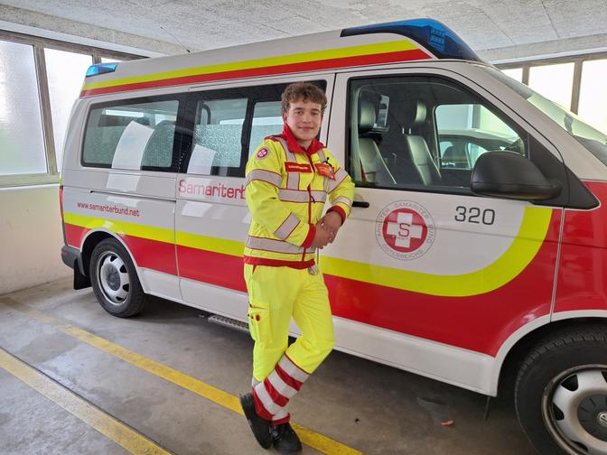 Zivildiener Jakob Köllesberger steht vor einem Rettungsauto.