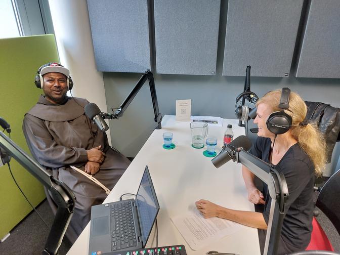 Pater Sandesh Manuel im Podcast-Studio mit WZ-Host Petra Tempfer.