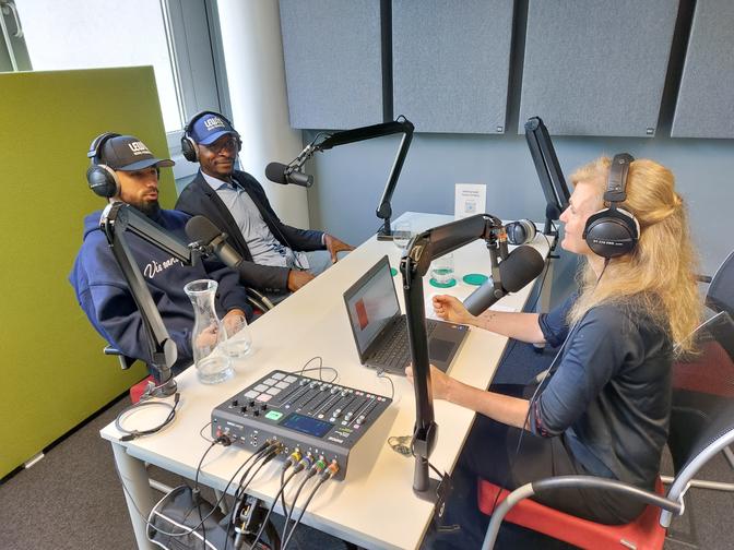 Jawid Mohebzada und Henry Lewis im Podcast-Studio mit Host Petra Tempfer.