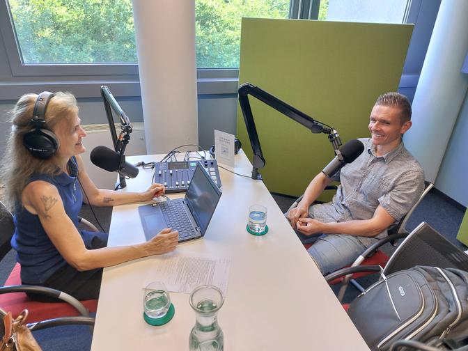 Patrick Bitzinger im Podcast-Studio mit WZ-Host Petra Tempfer.