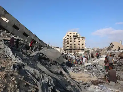 Palästinenser begutachten die Schäden nach einem nächtlichen Angriff auf das Gesundheitszentrum Sheikh Radwan im Norden von Gaza-Stadt am 6. August 2025. Nach Angaben der Zivilschutzbehörde des Gazastreifens wurden am 5. August 68 Menschen durch israelischen Beschuss und Luftangriffe getötet, darunter 56 Personen, die in der Nähe von Hilfslieferungen innerhalb des palästinensischen Gebiets warteten.