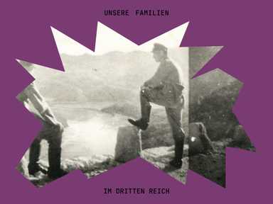 Ein altes Foto von zwei Personen in Uniform mit Blick auf eine Berglandschaft, eingerahmt von einem gezackten violetten Rand mit deutschem Text oben und unten.