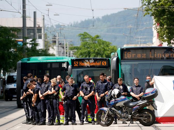 Polizist:innen und Rettungskräfte sperren eine Straße ab