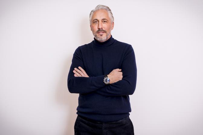 Ein Portrait von dem KI-Experte Manuel Wolfsteiner.