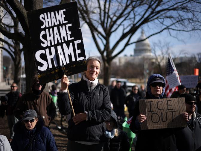 WASHINGTON, DC – 11. JANUAR: Aktivisten nehmen an einer Protestaktion vor einem Marsch zum Hauptquartier der US-Einwanderungs- und Zollbehörde (ICE) am 11. Januar 2026 in Washington, DC, teil. In den gesamten Vereinigten Staaten kam es zu Protesten gegen die jüngsten Maßnahmen der Trump-Regierung in Venezuela und die Erschießung von Renee Good durch einen Beamten der Einwanderungs- und Zollbehörde (ICE) in Minneapolis, Minnesota, in der vergangenen Woche. Übersetzt mit DeepL.com (kostenlose Version)