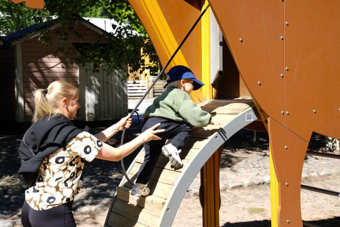 Psychologin Maria mit ihrem Sohn auf dem Spielplatz in Tampere, Finnland