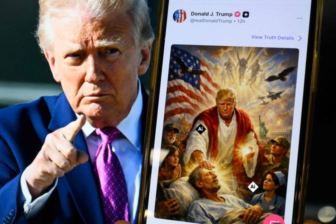Diese am 13. April 2026 erstellte Fotoillustration zeigt ein Bild des US-Präsidenten Donald Trump auf einem Bildschirm sowie ein von ihm auf seiner Plattform „Truth Social“ gepostetes, KI-generiertes Bild, auf dem er sich selbst als Jesus Christus darstellt, nachdem er Papst Leo XIV. kritisiert hatte. Trump veröffentlichte später ein KI-generiertes Bild, auf dem er sich offenbar als Jesus Christus darstellt. Auf dem Bild ist der Präsident in rot-weißen Gewändern zu sehen, während er einen Mann mit seiner heilenden Hand heilt. Über seiner Schulter ist die amerikanische Flagge zu sehen. Trump und das Weiße Haus haben bereits zuvor KI-generierte Bilder geteilt, darunter eines, das den Präsidenten als Papst verkleidet zeigte.