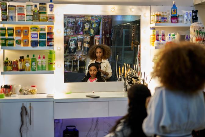 Wegen der niedrigen Mieten leben besonders viele äthiopische Arbeitsmigrantinnen in Dora, einem Vorort von Beirut. Rosa betreibt hier einen Haarsalon.