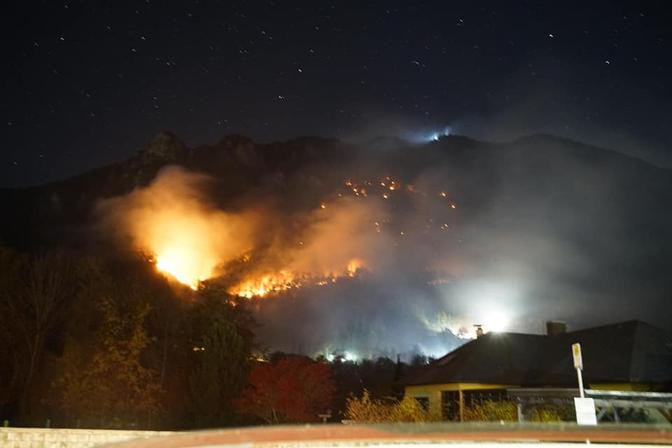 Der Waldbrand bei Hirschwang in der Nacht